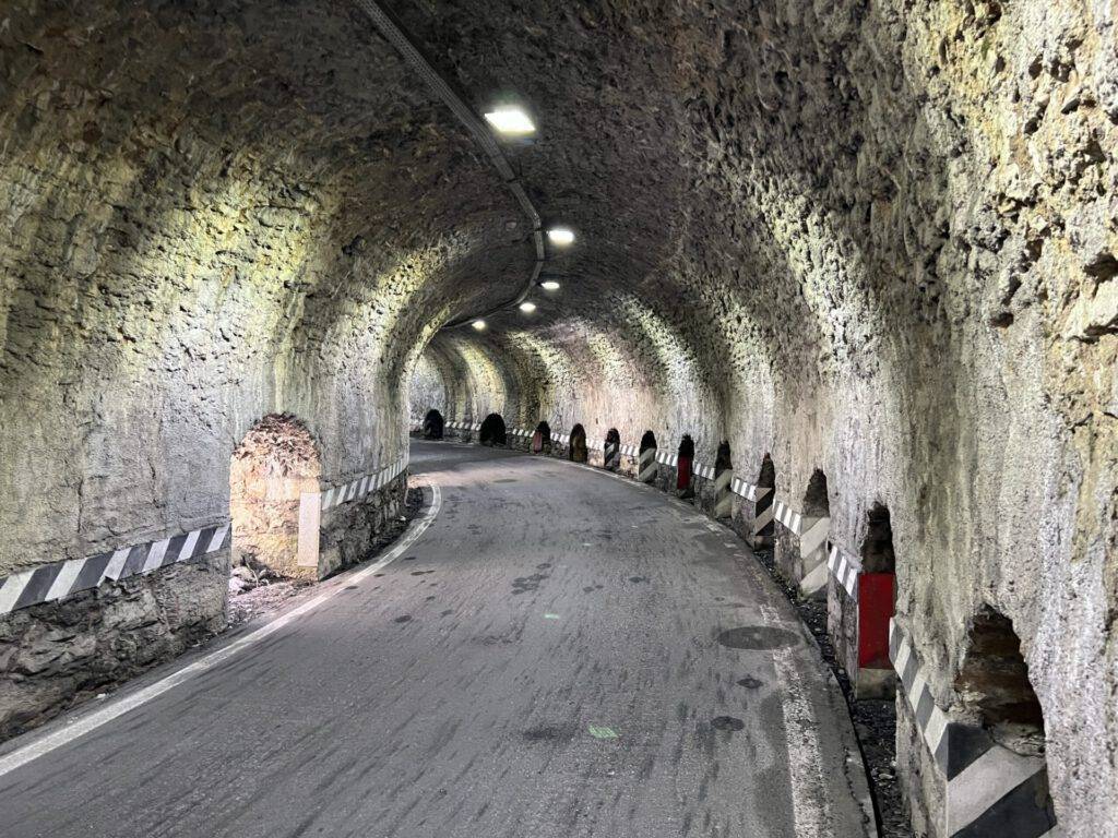 Eén van de vijf tunnels naar de top